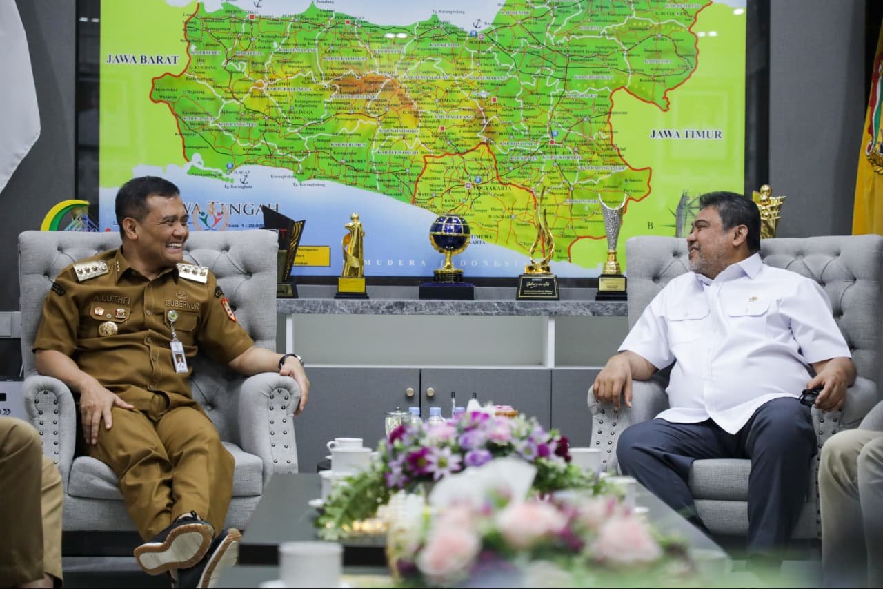 Gubernur Jateng Ahmad Luthfi berdiskusi dengan Said Iqbal membahas program kesejahteraan buruh dan pencegahan PHK di Semarang.
