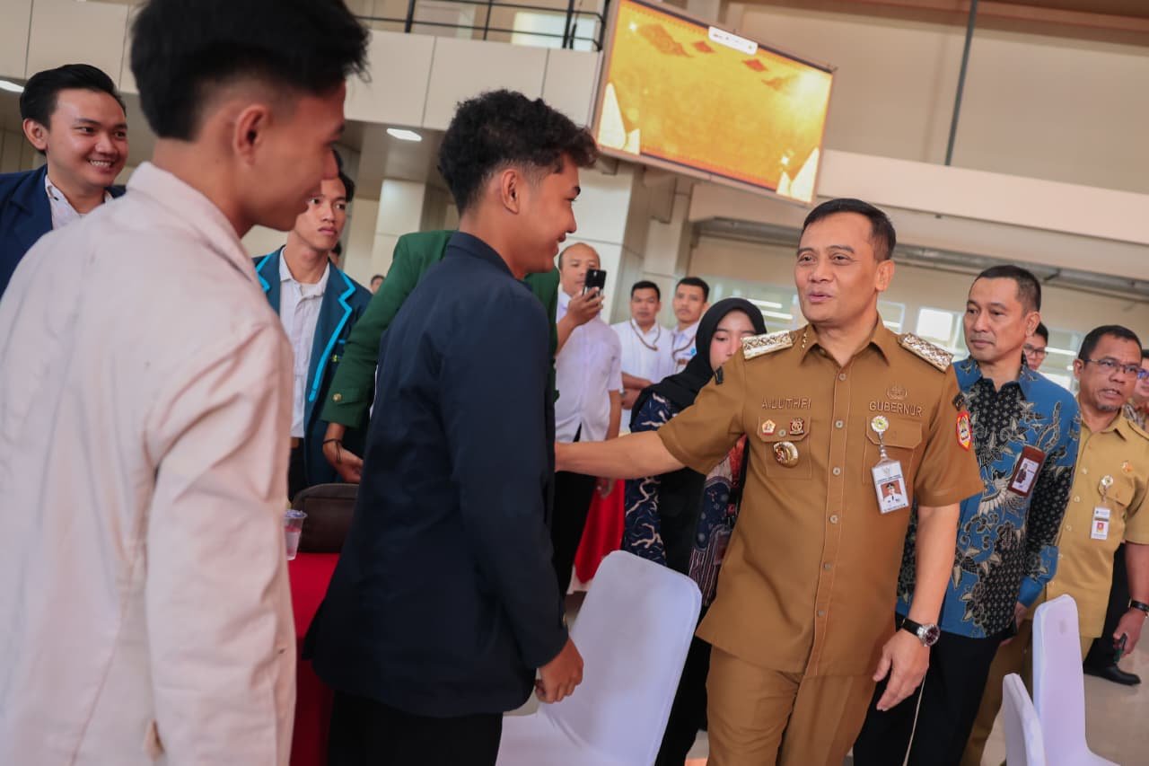 Gubernur Ahmad Luthfi mengajak mahasiswa bangun daerah di acara Munas BEM SI.