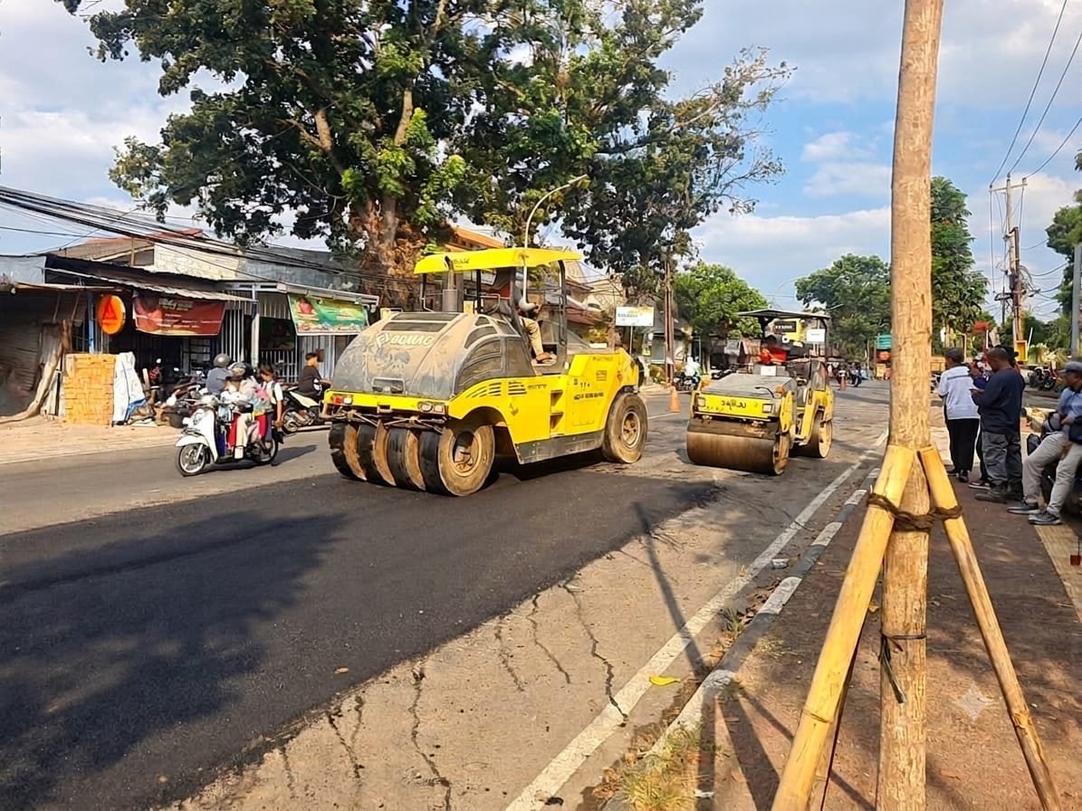 Petugas DPU Kota Semarang melakukan perbaikan dan pengaspalan jalan rusak.