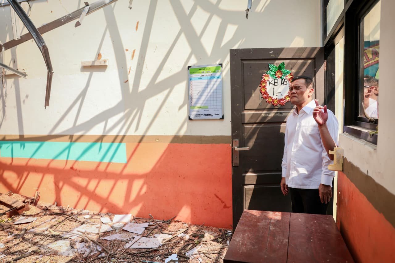 Gubernur Jateng Ahmad Luthfi tinjau perbaikan bangunan SDN 03 Sendangmulyo Semarang yang tertimpa pohon.