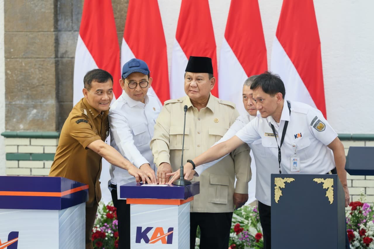 Gubernur Jateng Ahmad Luthfi dampingi Presiden Prabowo resmikan revitalisasi Stasiun Tawang.
