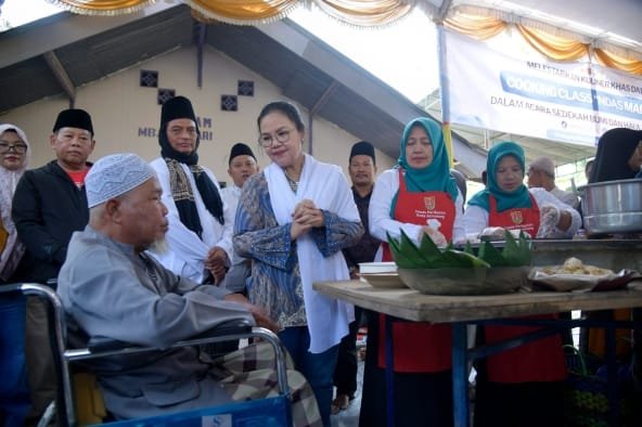 Wali Kota Semarang Agustina Wilujeng bikin jajanan Ndas Maling di Kelurahan Kudu Genuk.