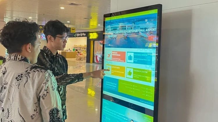 Fasilitas layar interaktif Digital Wayfinding permudah penumpang di Bandara Ahmad Yani Semarang.