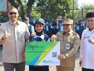 Penyerahan simbolis kartu BPJS Ketenagakerjaan kepada mahasiswa KKN UIN Walisongo Semarang.