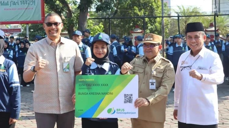 Penyerahan simbolis kartu BPJS Ketenagakerjaan kepada mahasiswa KKN UIN Walisongo Semarang.