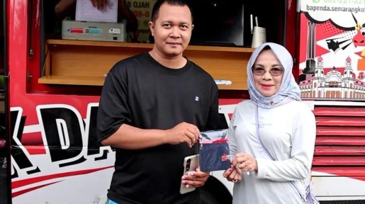 Layanan mobil keliling Bapenda Kota Semarang dalam program Pakde Semar Jalan-Jalan.