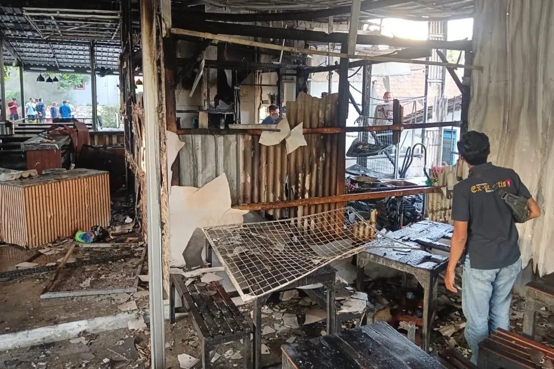 Kebakaran Warung Geprek Bharata di Tembalang Semarang akibat regulator gas LPG bocor.