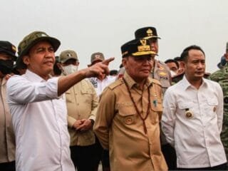 Menhut Raja Juli Antoni tinjau karhutla di tengah kencangnya isu reshuffle kabinet.