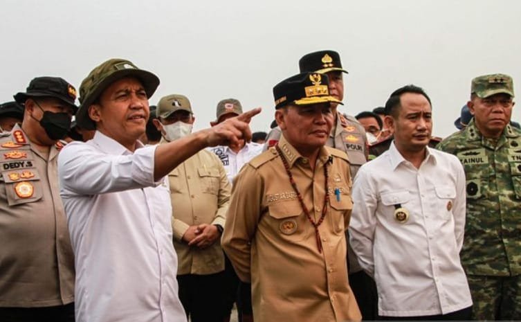 Menhut Raja Juli Antoni tinjau karhutla di tengah kencangnya isu reshuffle kabinet.