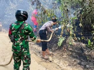 Tim gabungan padamkan karhutla 50 hektare di Kutai Barat Kalimantan Timur.