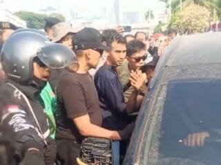 Tangkapan layar video amatir memperlihatkan sebuah mobil yang diduga pihak kepolisian mengamankan Mas Botok di Gedung DPR RI, Senin (24/8/2026)