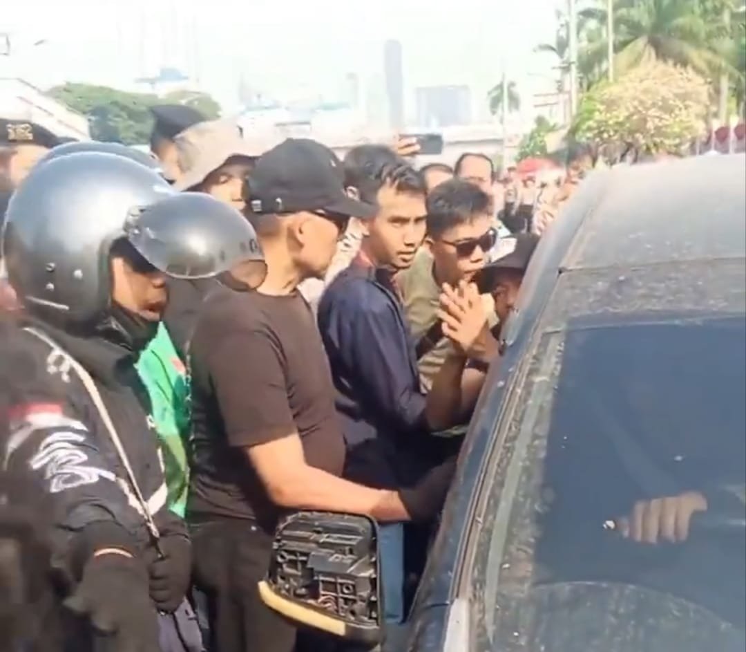 Tangkapan layar video amatir memperlihatkan sebuah mobil yang diduga pihak kepolisian mengamankan Mas Botok di Gedung DPR RI, Senin (24/8/2026)