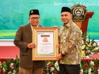 Wagub Jateng Taj Yasin terima penghargaan Budai Award 2026 dari Rektor Unissula.