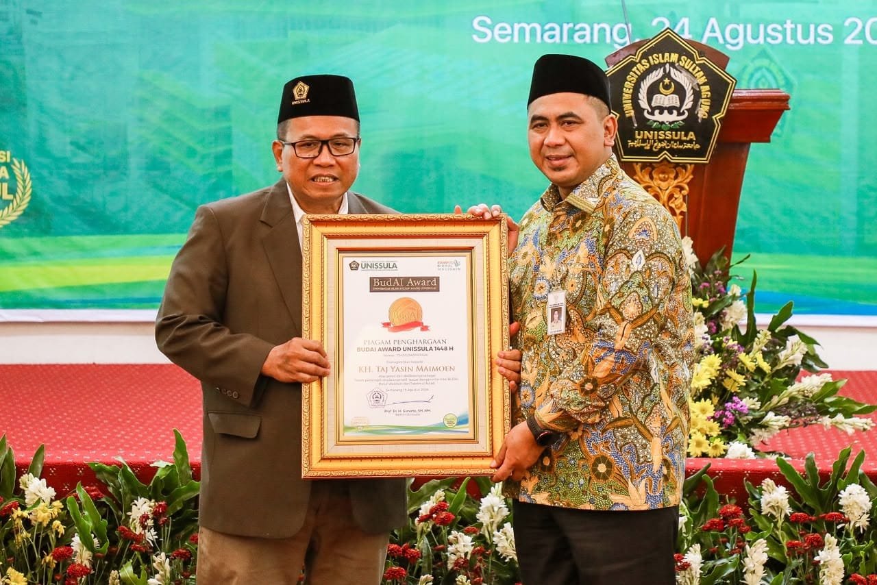 Wagub Jateng Taj Yasin terima penghargaan Budai Award 2026 dari Rektor Unissula.