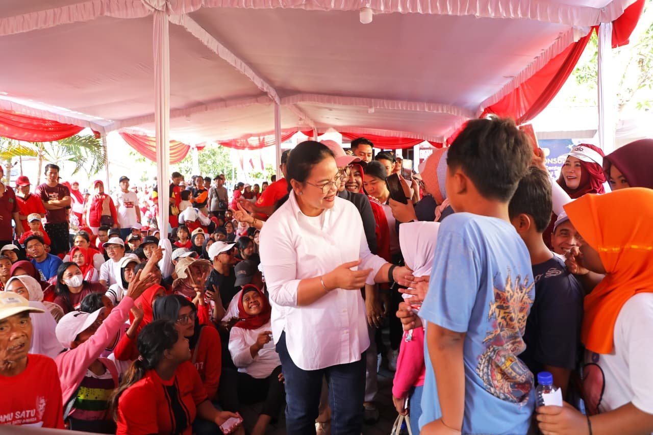 Wali Kota Agustina Wilujeng hadiri jalan sehat warga Muktiharjo Kidul Semarang.