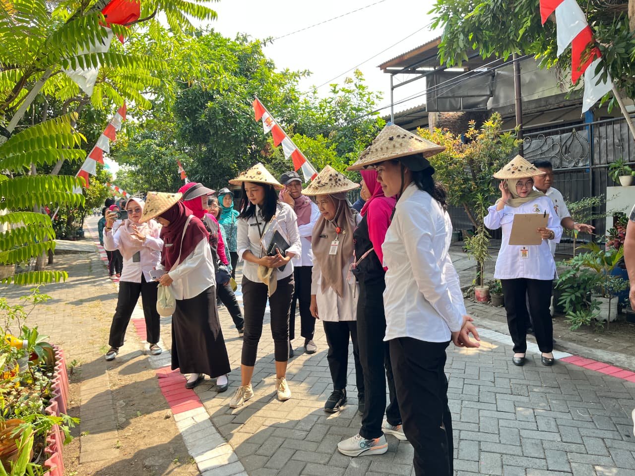 Tim verifikasi lapangan DLH Kota Semarang saat meninjau lingkungan peserta lomba kampung hijau, baru-baru ini.