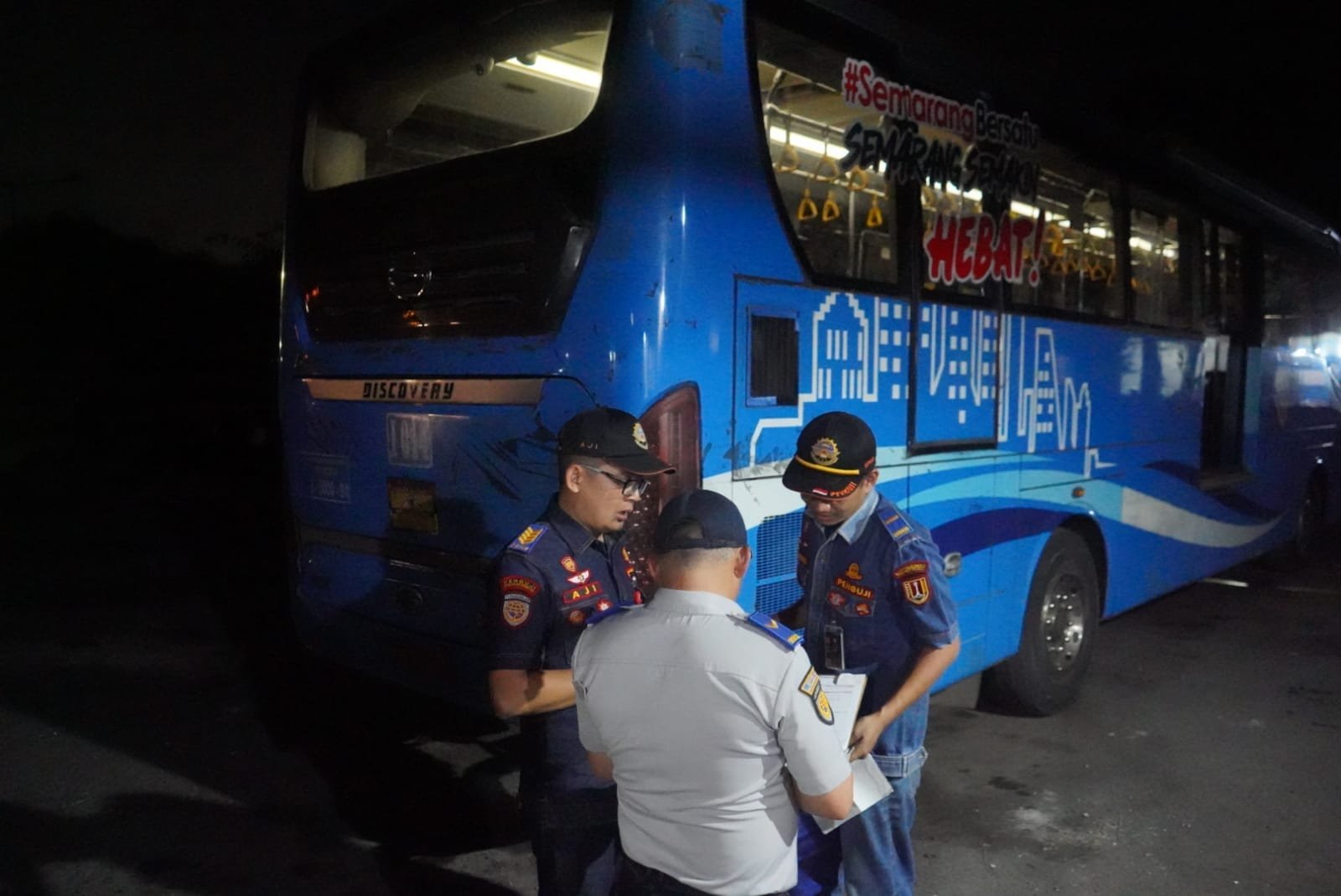 Petugas Dishub Kota Semarang lakukan ram cek uji kelayakan armada bus Trans Semarang.