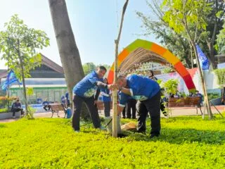Ketua DPC Demokrat Semarang Wahyoe Winarto pimpin Gerakan Langit Biru Asri tanam pohon.
