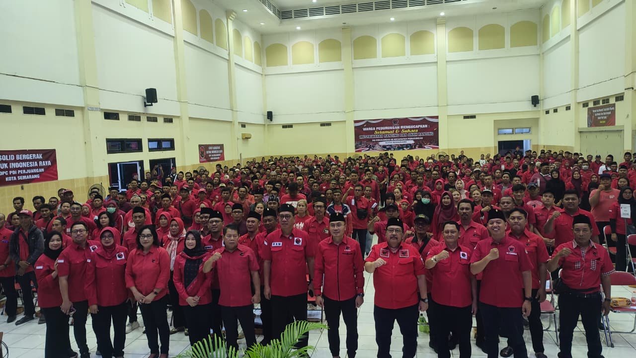 Pelantikan 800 pengurus ranting PDIP Pedurungan Semarang untuk hadapi Pemilu 2029.