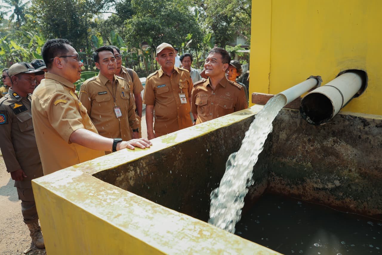 Gubernur Jateng Ahmad Luthfi tinjau langsung instalasi Pompa Air Tenaga Surya di Pekalongan.