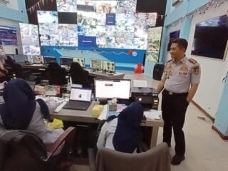 Operator ATCS Dishub Kota Semarang pantau arus lalu lintas dan tegur pelanggar lewat monitor.