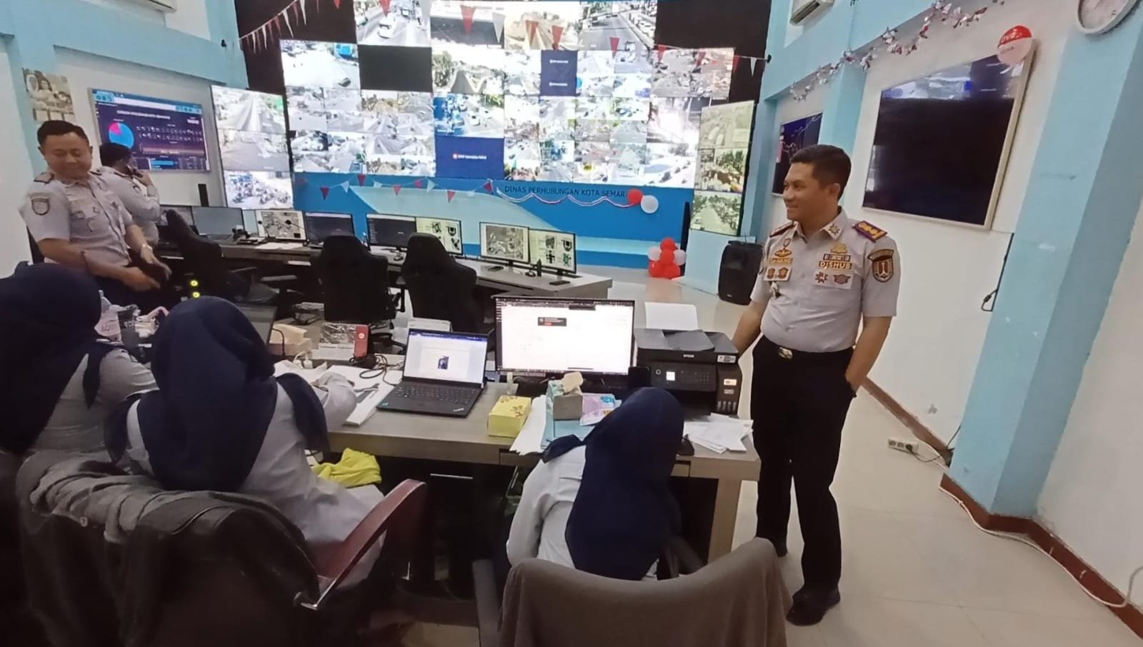Operator ATCS Dishub Kota Semarang pantau arus lalu lintas dan tegur pelanggar lewat monitor.