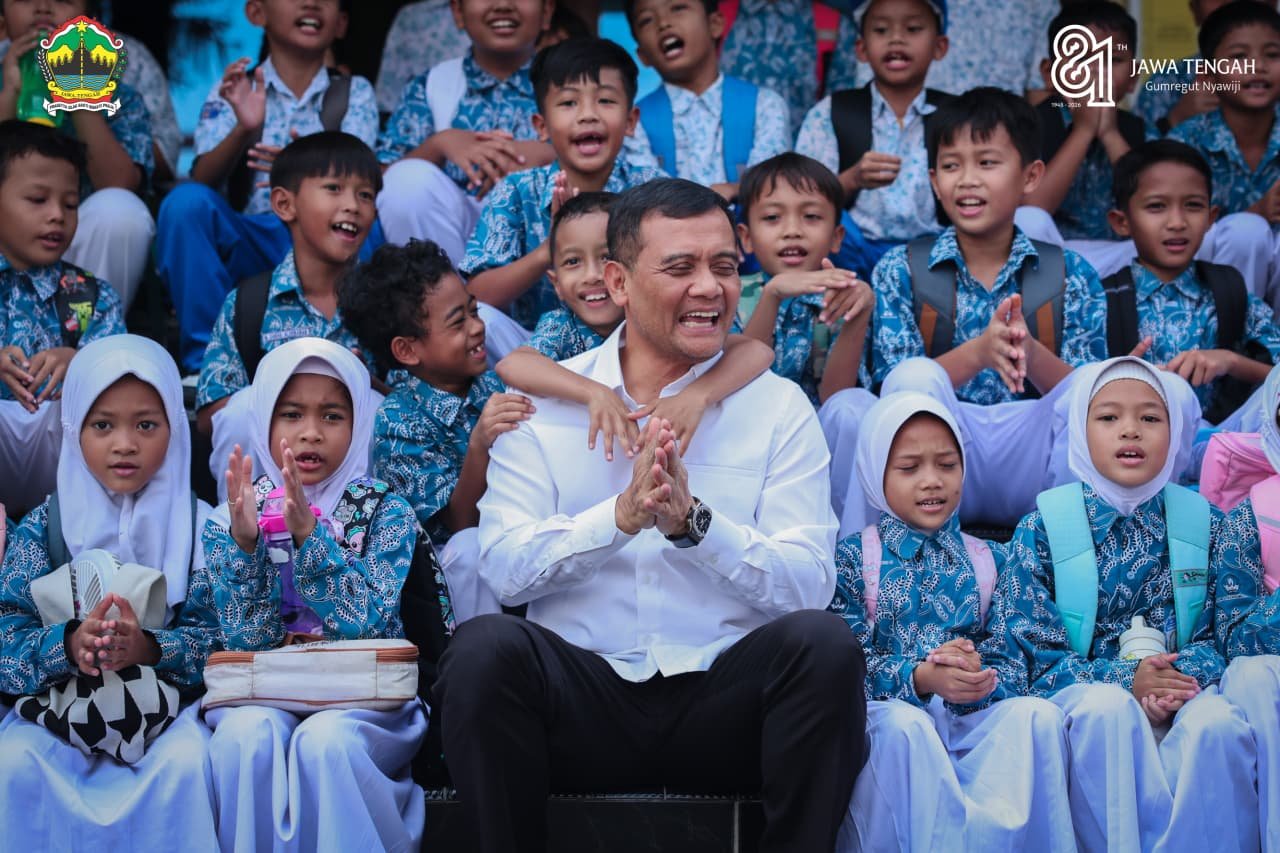 Gubernur Ahmad Luthfi tinjau perluasan akses sekolah gratis bagi warga Jateng.