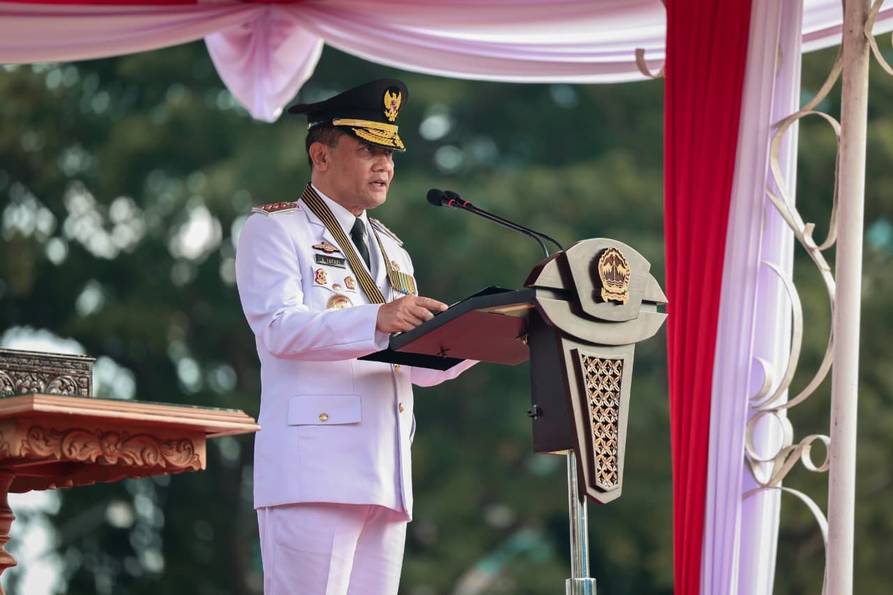 Gubernur Ahmad Luthfi pimpin upacara HUT ke-81 RI di Simpang Lima Semarang.