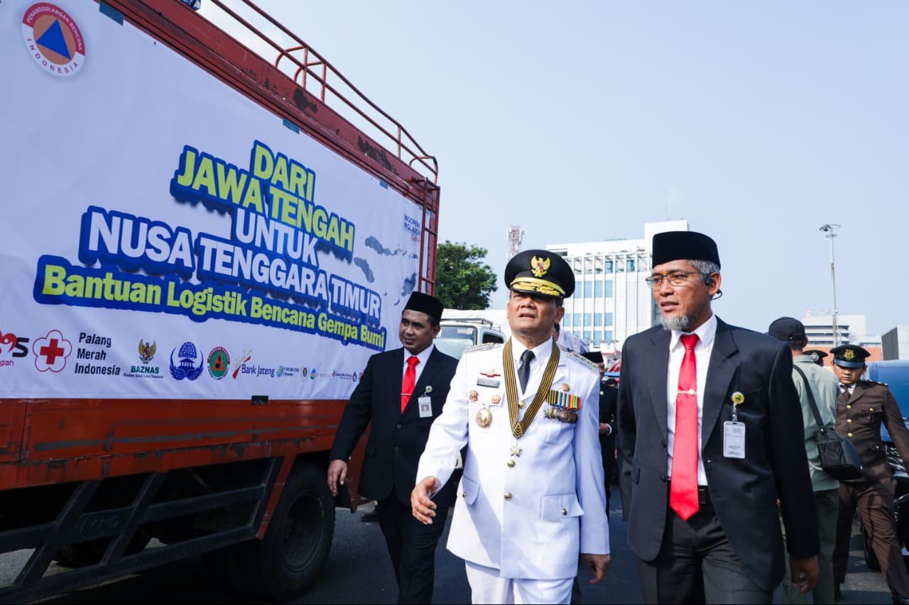 Gubernur Ahmad Luthfi lepas keberangkatan relawan dan bantuan logistik Jateng ke NTT.
