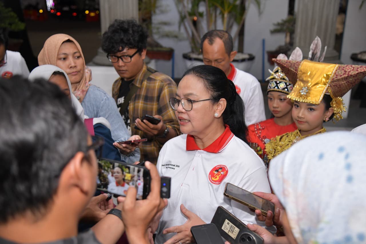 Wali Kota Agustina dorong inovasi penyiraman otomatis di taman Semarang.