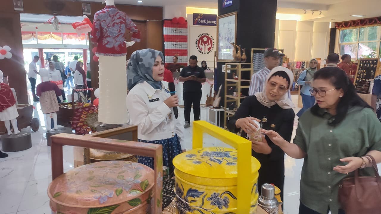 Ribuan produk UMKM Jawa Tengah meriahkan etalase belanja di D'Store Semarang.
