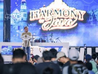 Gubernur Ahmad Luthfi sapa warga di panggung Harmony of Java 2026 PRPP Semarang.