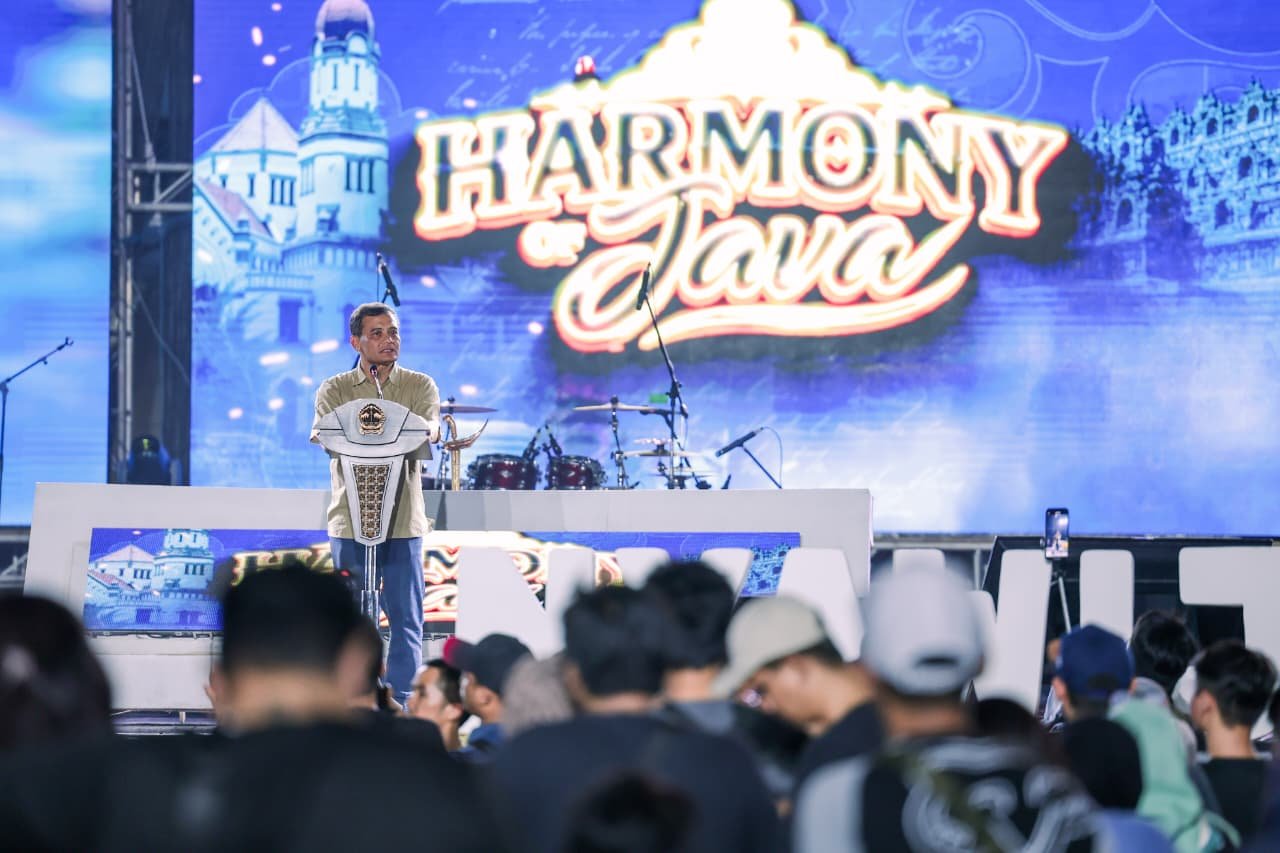 Gubernur Ahmad Luthfi sapa warga di panggung Harmony of Java 2026 PRPP Semarang.