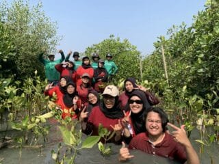Mahasiswa UKM PIB USM tanam mangrove di Eduwisata Mangrove Camar Semarang.