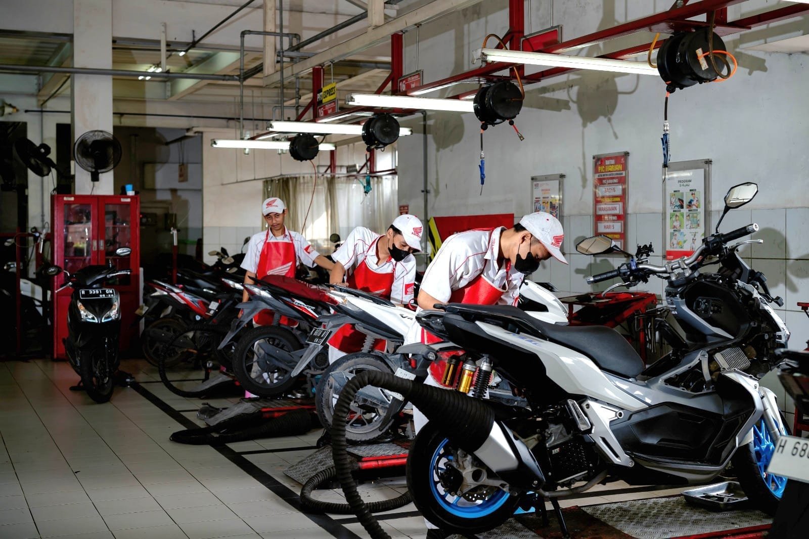 Ilustrasi AHASS Jateng mengganti oli mesin dan cairan coolant motor Honda.