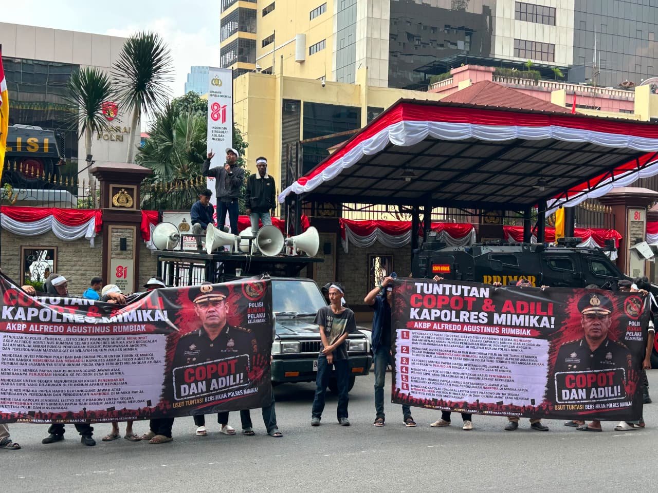 Mahasiswa GMHI gelar aksi unjuk rasa di depan Mabes Polri tuntut pencopotan Kapolres Mimika.