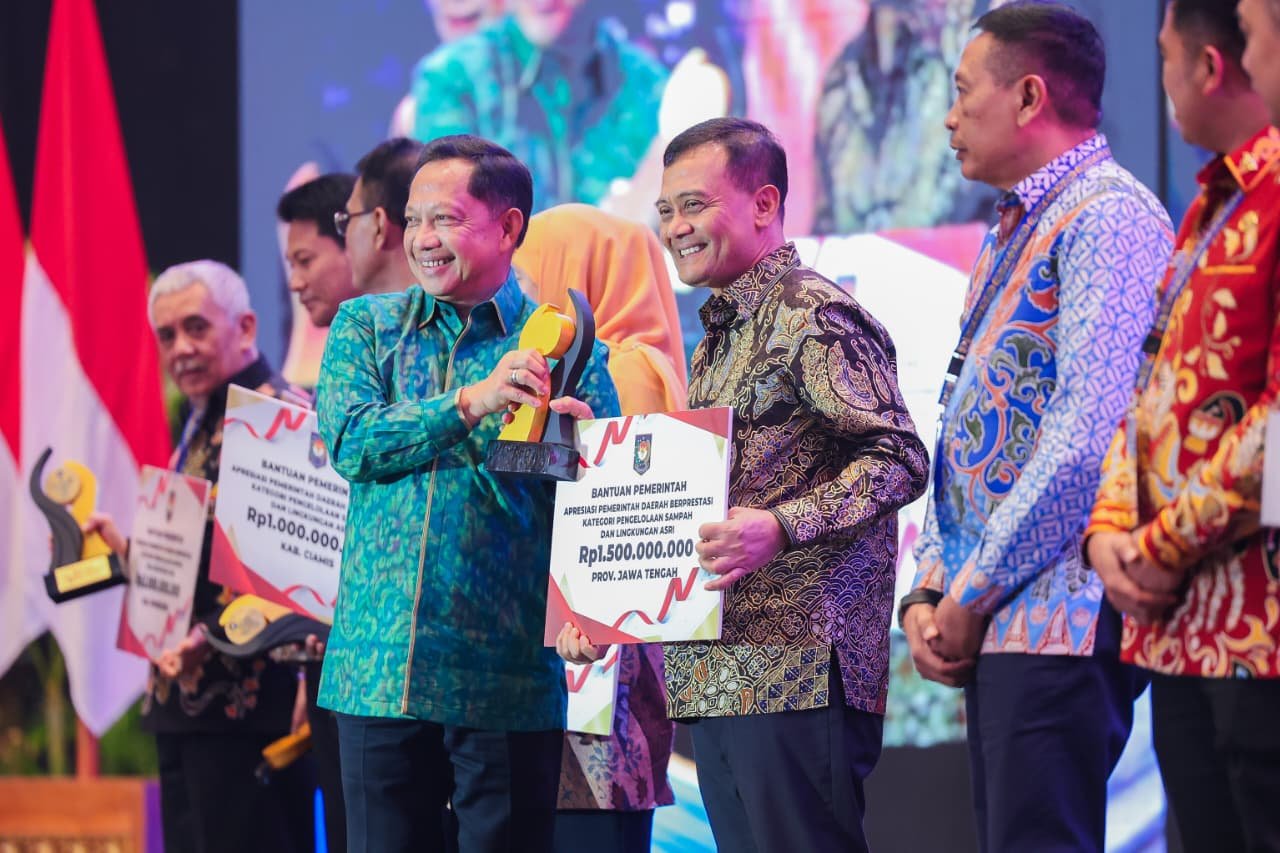 Gubernur Jateng Ahmad Luthfi terima penghargaan pengelolaan sampah di Bali.