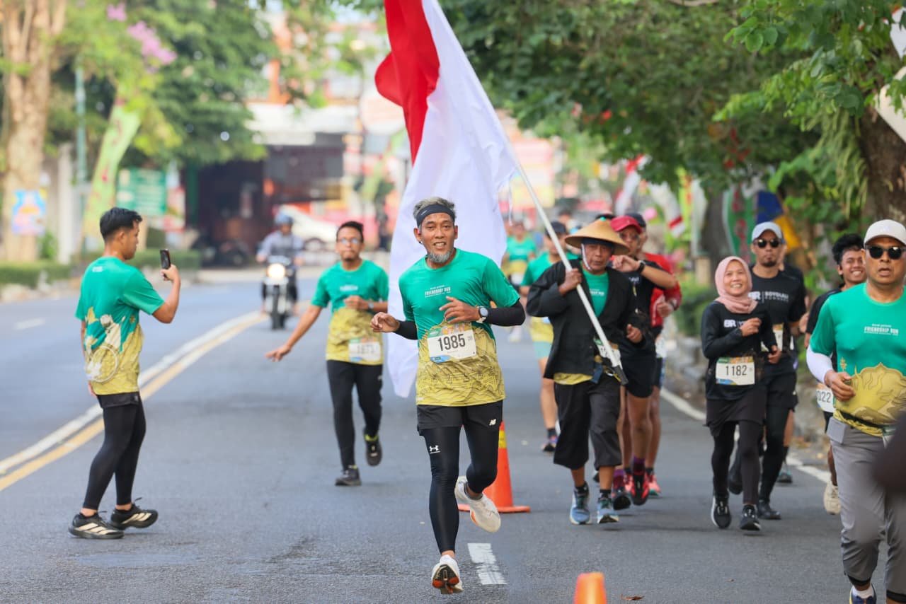 Sekda Jateng Sumarno ikuti lari 5K Friendship Run di penutupan HUT ke-81 Jateng.