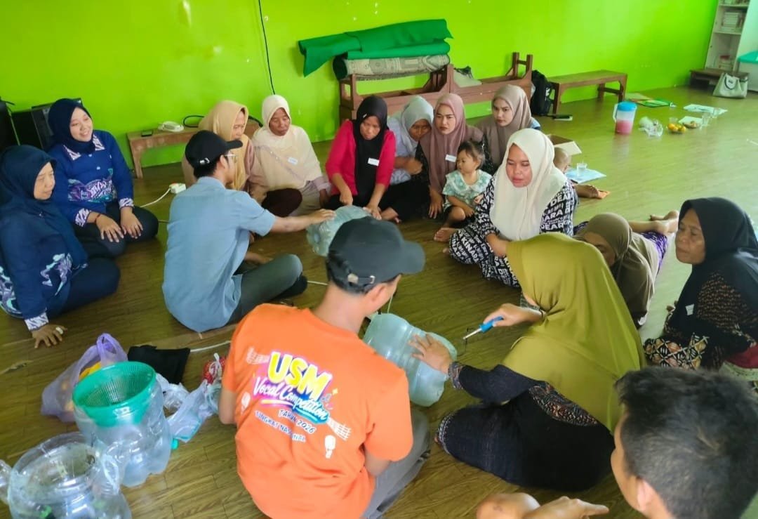 Ibu-ibu nelayan Desa Timbulsloko manfaatkan galon bekas untuk sistem akuaponik.