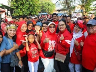 Wali Kota Semarang Agustina Wilujeng sapa warga saat roadshow HUT ke-81 RI.