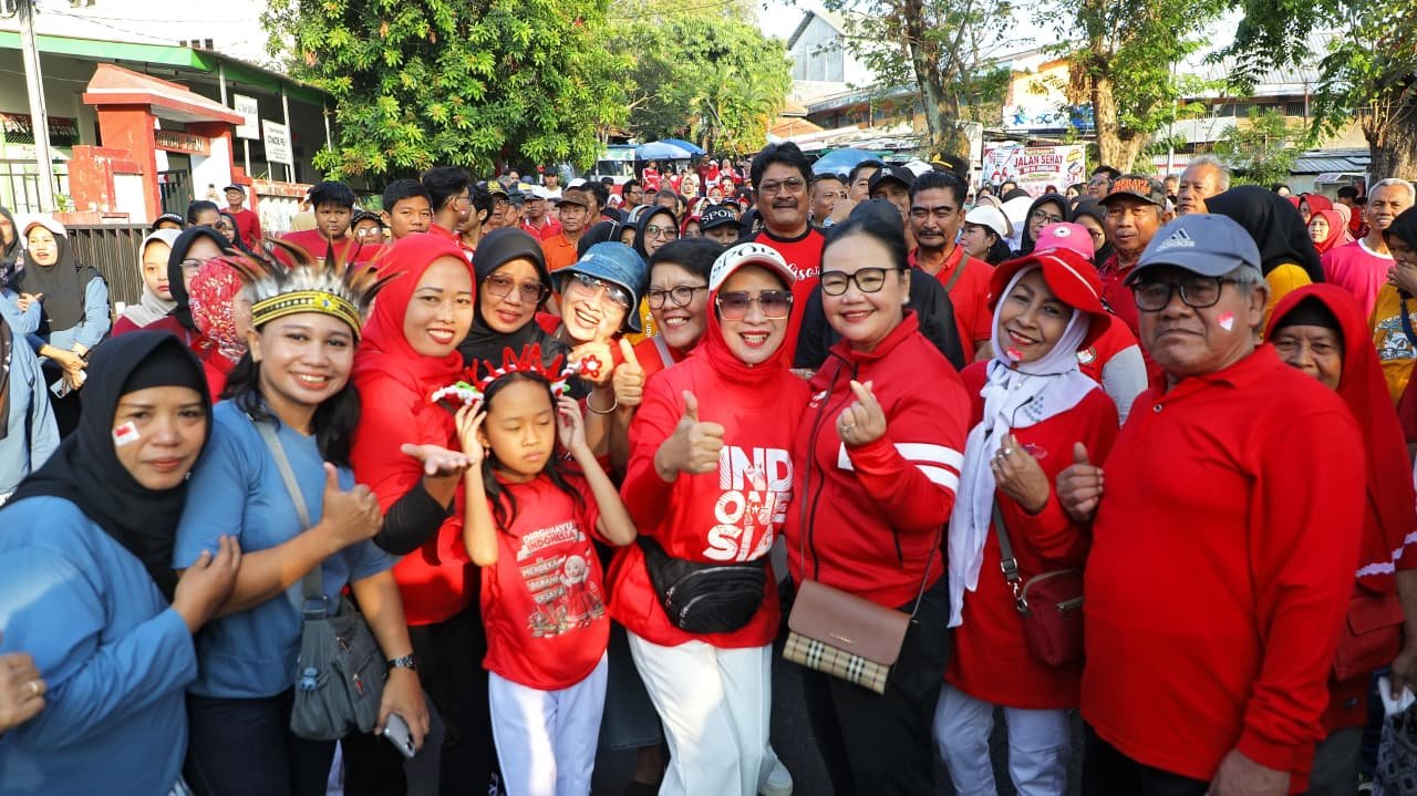 Wali Kota Semarang Agustina Wilujeng sapa warga saat roadshow HUT ke-81 RI.