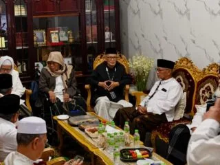 Sembilan kiai anggota AHWA kumpul di Ndalem KH Wahab Chasbullah Jombang.