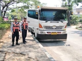 Petugas Dishub Kota Semarang imbau sopir truk tidak parkir di U-Turn Pudak Payung.