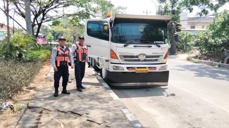 Petugas Dishub Kota Semarang imbau sopir truk tidak parkir di U-Turn Pudak Payung.
