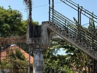 Kondisi JPO Pasar Bulu Semarang yang rusak dan keropos membahayakan pejalan kaki.
