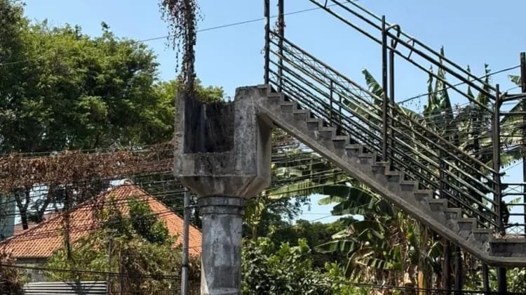 Kondisi JPO Pasar Bulu Semarang yang rusak dan keropos membahayakan pejalan kaki.