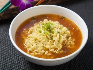 6 Makanan yang Sebaiknya Tidak Sering Dimakan Bareng Mi Instan, Nomor 2 Favorit Banyak Orang
