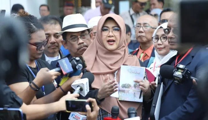 Dokter Tifa sampaikan keterangan terkait polemik dugaan ijazah palsu Joko Widodo.