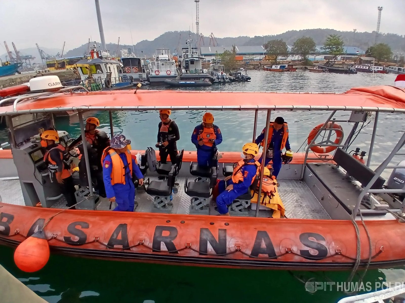 Tim SAR gabungan perluas area pencarian 5 wartawan hilang di Selat Sunda.