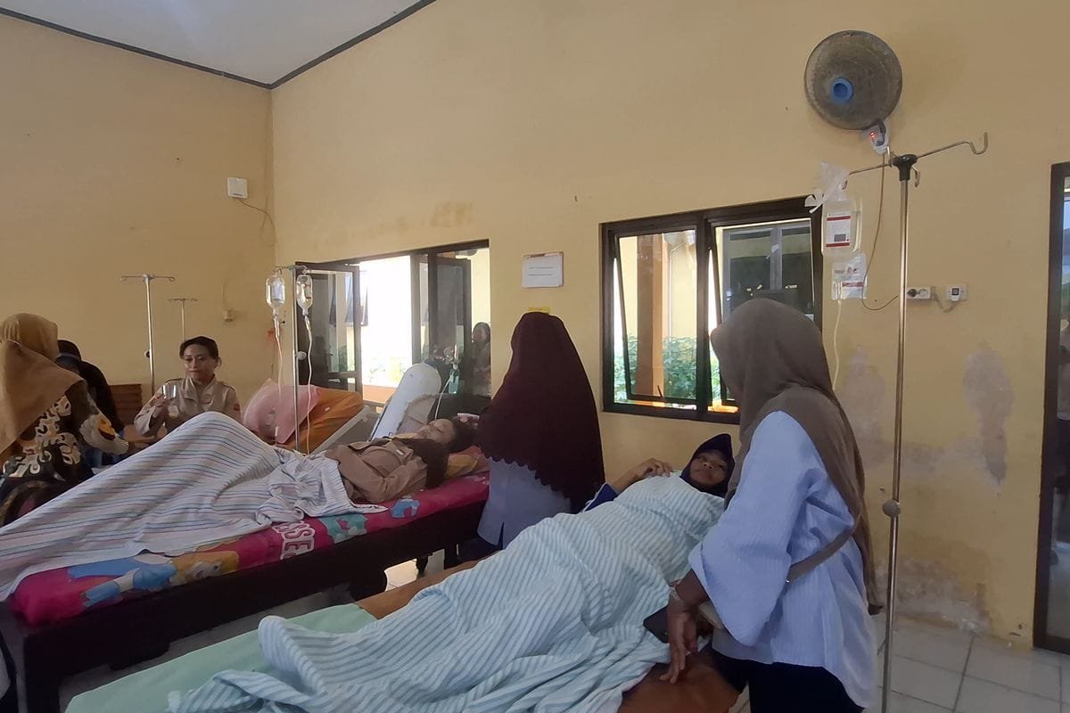 Warga Purworejo mendapatkan perawatan medis akibat keracunan makanan program MBG